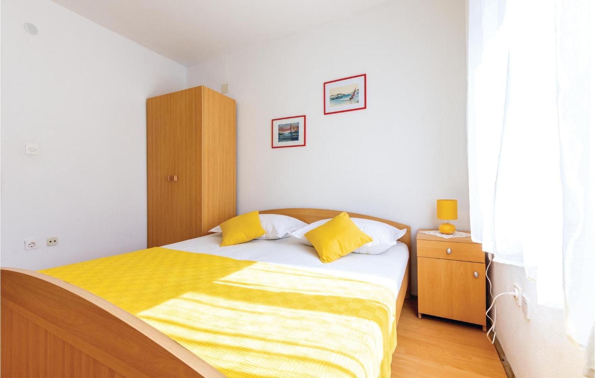 Cozy Apartment In Okrug Donji With Kitchen Donji Okrug  Bagian luar foto