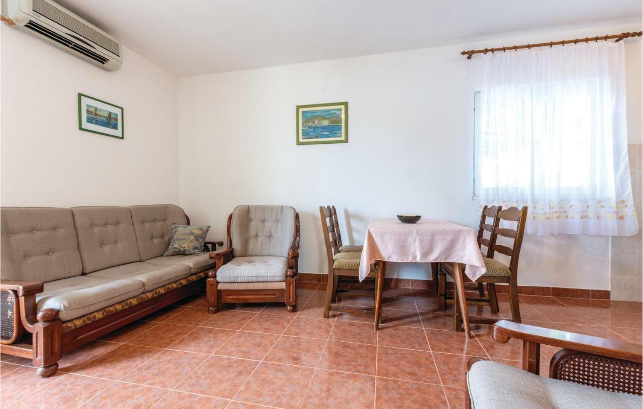 Cozy Apartment In Okrug Donji With Kitchen Donji Okrug  Bagian luar foto